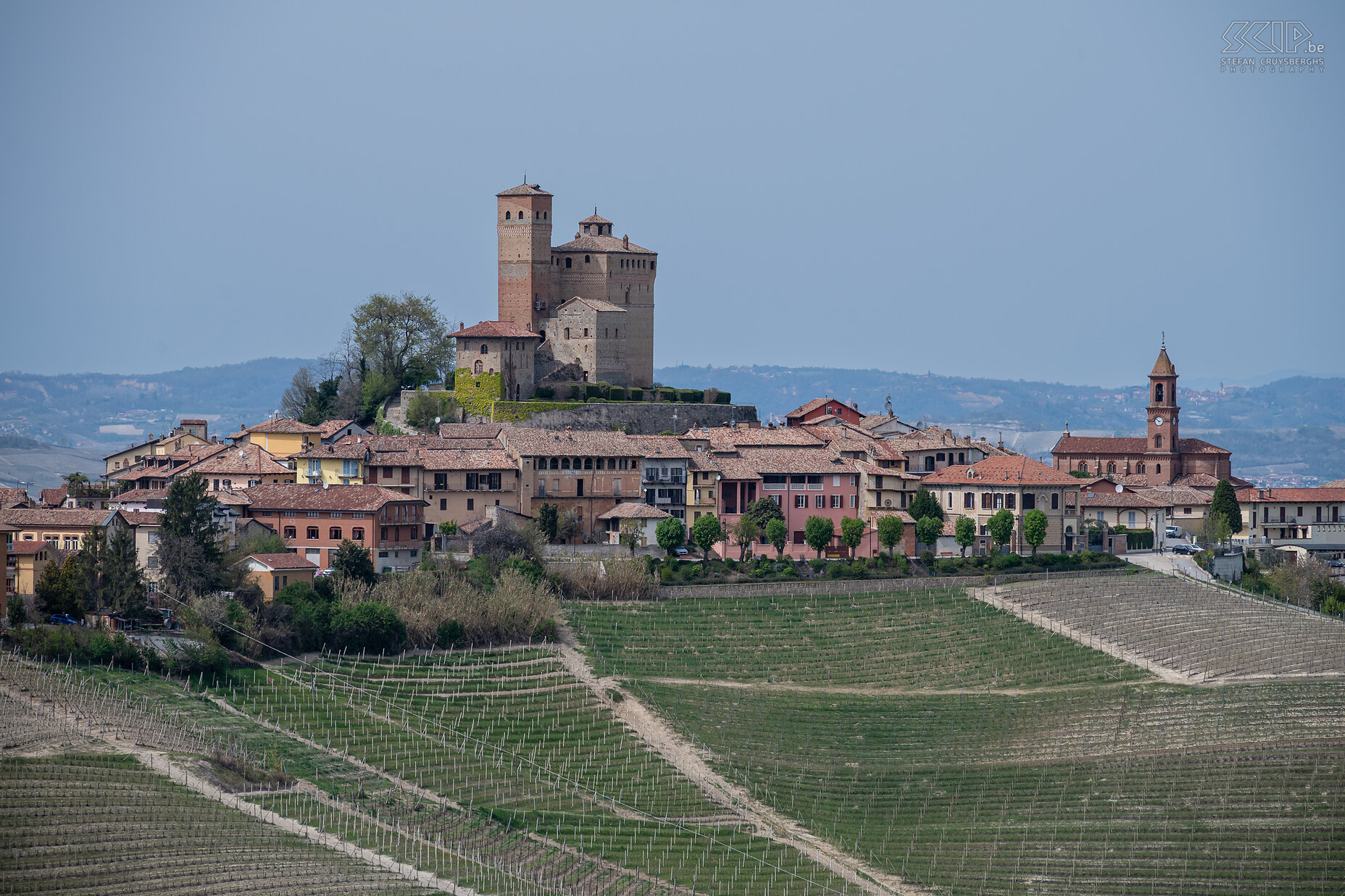 Serralunga d'Alba - Castello di Serralunga dAlba The castle of Serralunga d'Alba stands out for its square tower and majestic drawbridge. It was a defensive fortress, but at the same time a showpiece of the Falletti family. Stefan Cruysberghs